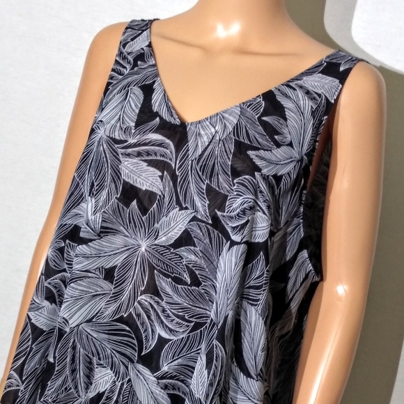 Lane Bryan: V-neck Leaf Print Layered Flowy Top - Picture 1 of 8